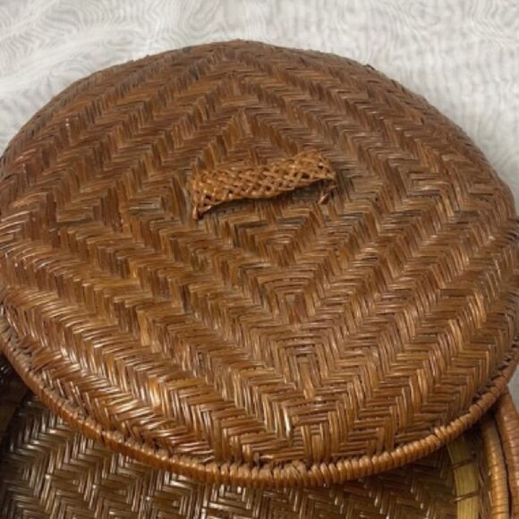 VTG, Mid Century Handcrafted Brown Woven Wicker Rattan Storage Basket with Lid - Picture 3 of 6